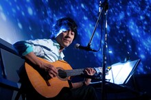 山崎まさよし「アルタイルの涙」リリース記念プラネタリウムライブの模様。