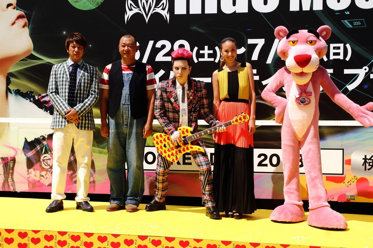 「hide MUSEUM 2013」除幕式に参加したTKO、hideのリアルヒューマンドール、道端アンジェリカ、ピンクパンサー（写真左から）。