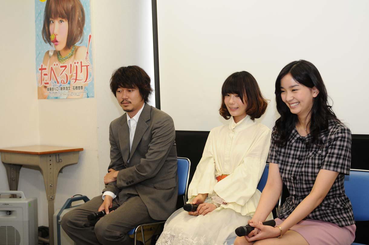 「たべるダケ」会見のトークの様子。