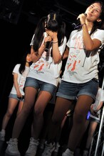 泣きじゃくるayakaを支えるerika。