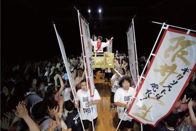 神輿に担がれて登場した阪井一生（G）。