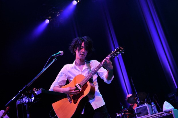 田中和将（Vo, G）はライブ中盤、「残り124曲！……嘘じゃボケー！（笑）」と話して観客を笑わせた。（撮影：久保憲司）
