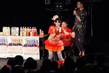 野菜ジュースをアピールする秋本帆華。