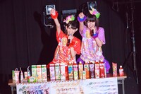 CM「ジャパネットほのか」に挑戦する秋本帆華（写真左）と大黒柚姫（右）。