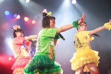 写真左から秋本帆華、坂本遥奈、伊藤千由李。