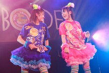 咲良菜緒（写真左）と安藤ゆず（右）。