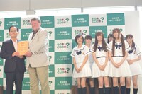 PR大使任命状を農林水産省農林水産副大臣の加治屋義人から授与されるC.W.ニコル。