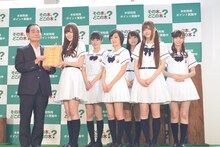 PR大使任命状を農林水産省農林水産副大臣の加治屋義人から授与される乃木坂46。