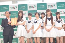 PR大使任命状を農林水産省農林水産副大臣の加治屋義人（左）から授与される乃木坂46。