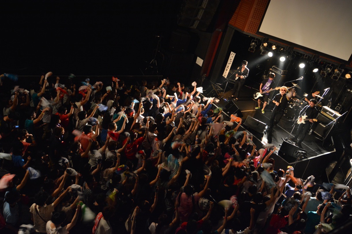 6月30日に東京・Shibuya O-EASTで行われたザ・チャレンジのライブの様子。