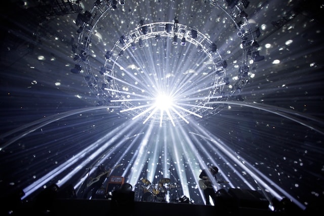 6月28日に東京・日本武道館にて行われた「凛として時雨TOUR 2013 "Dear Perfect" ONEMAN LIVE at 日本武道館 ～10th Tornado Anniversary～」の様子。