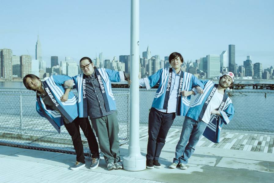 日本コロムビアのはっぴを着るCOMEBACK MY DAUGHTERS。