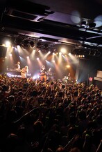 宮城・仙台darwinで行われたHi-Fi CAMPラストライブの模様。