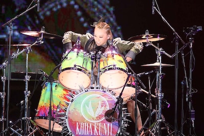 迫力のドラム演奏を披露する倖田來未。