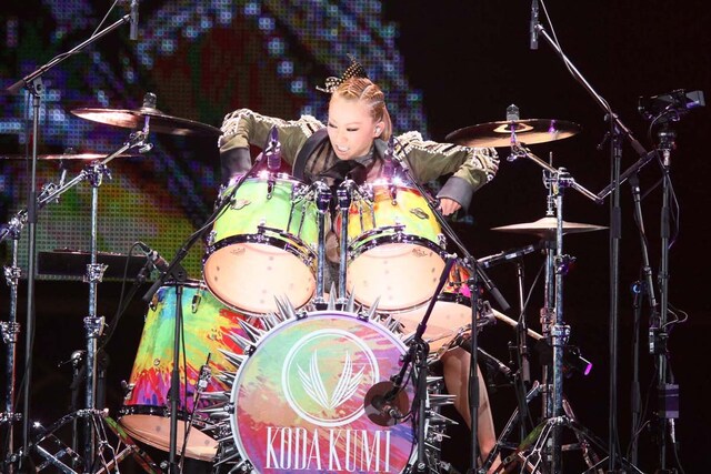 迫力のドラム演奏を披露する倖田來未。