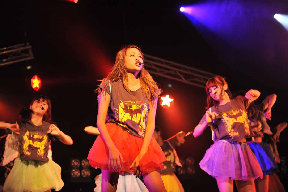 新曲「BABY JUMP」の様子。