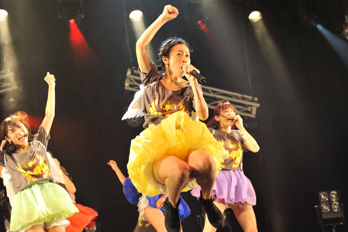 勢いよく飛び跳ねる森詩織。
