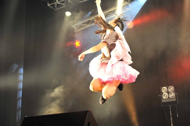 勢いよく飛び跳ねる奥仲麻琴。