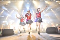 中央ステージに飛び出した増井みお、玉井杏奈、奥仲麻琴。