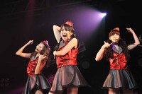 新曲「妄想のハワイ」の様子。