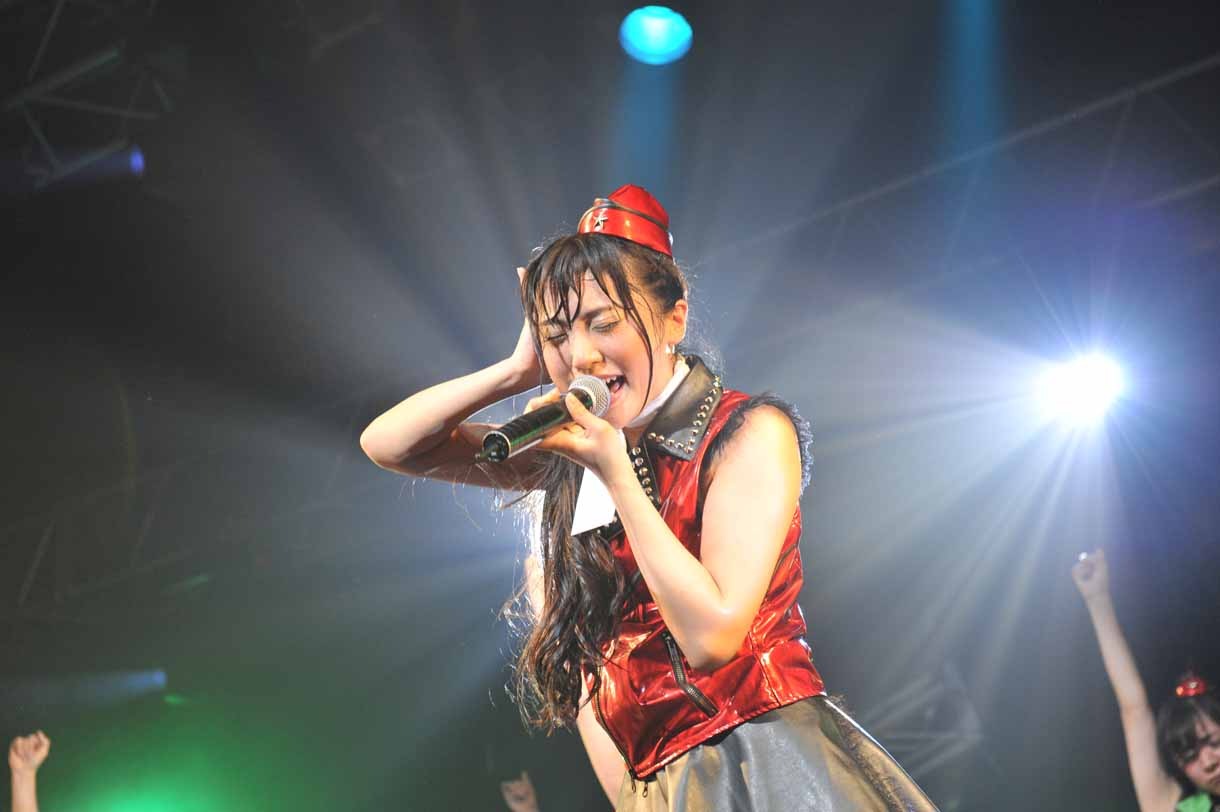 新曲「妄想のハワイ」で熱唱する根岸愛。