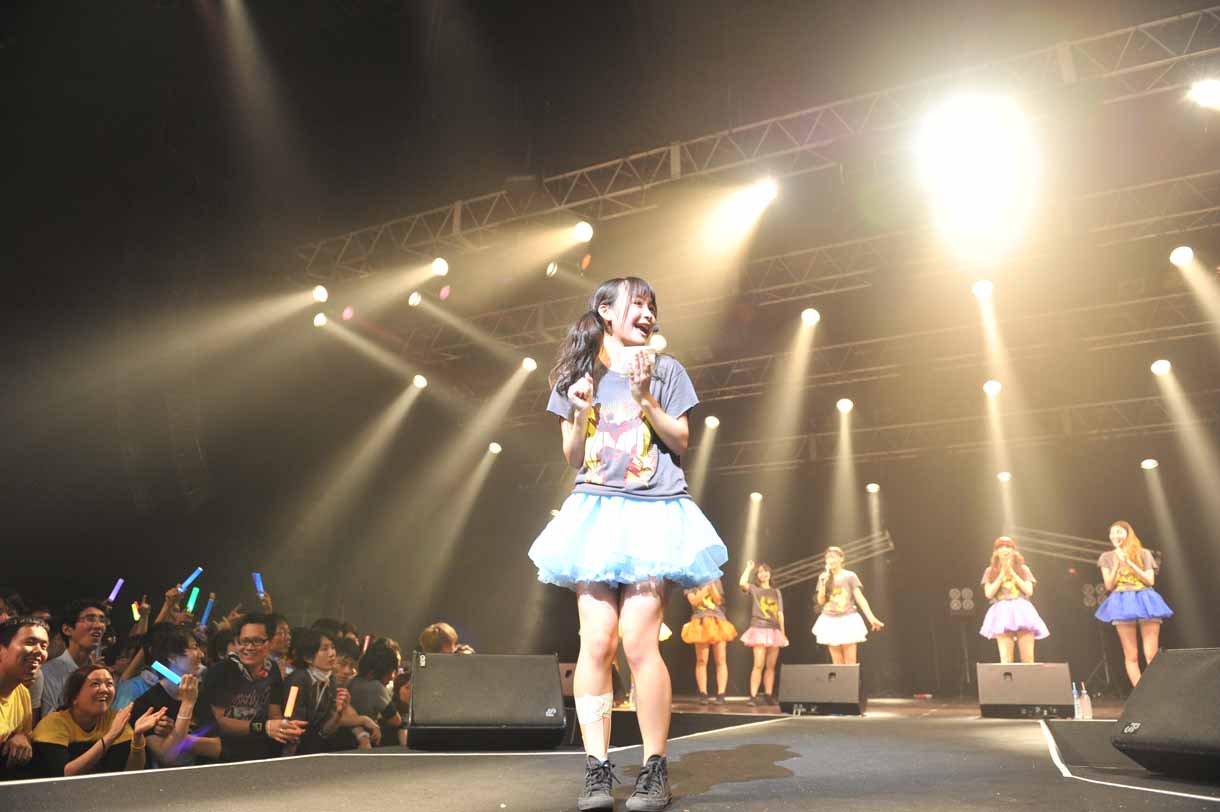 PASSPO☆主催のロックイベント出演者を発表する増井みお。