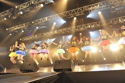 ラストの「I」で勢いよくジャンプするPASSPO☆。