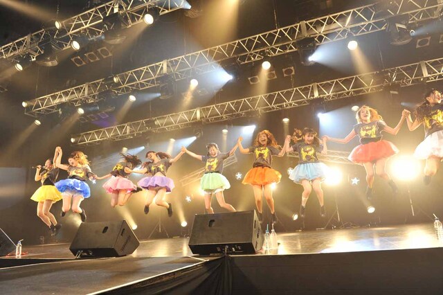 ラストの「I」で勢いよくジャンプするPASSPO☆。