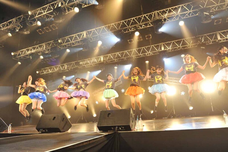 ラストの「I」で勢いよくジャンプするPASSPO☆。