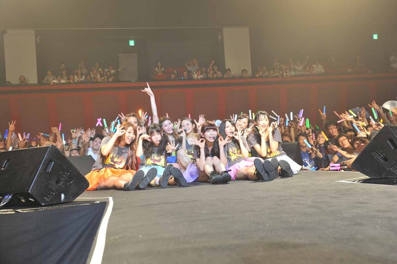 中央ステージで記念撮影するPASSPO☆。