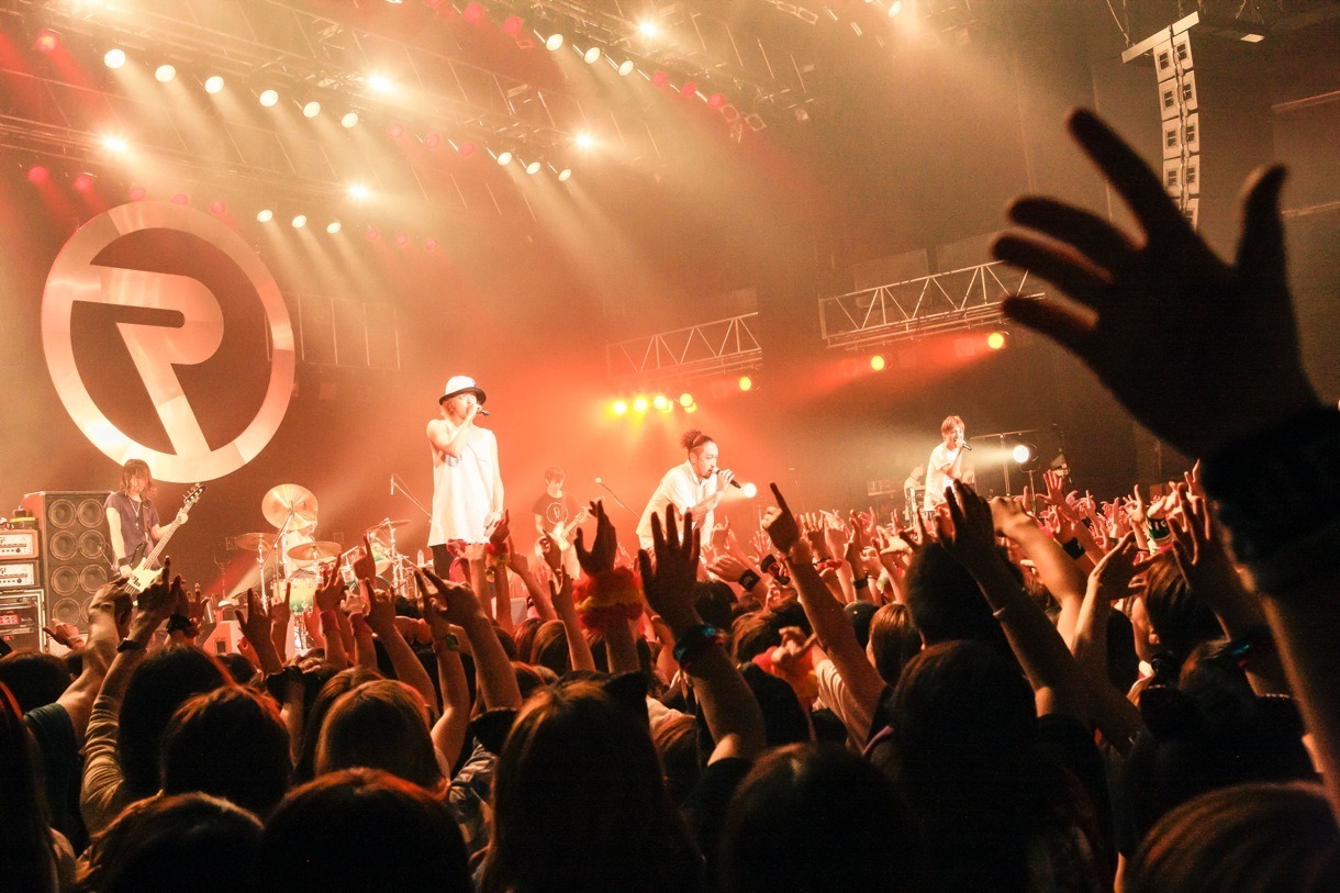 6月27日に東京・SHIBUYA-AXで行われた「ORANGE RANGE SHOWCASE LIVE at SHIBUYA-AX ～New Album『spark』視聴会～」の様子。