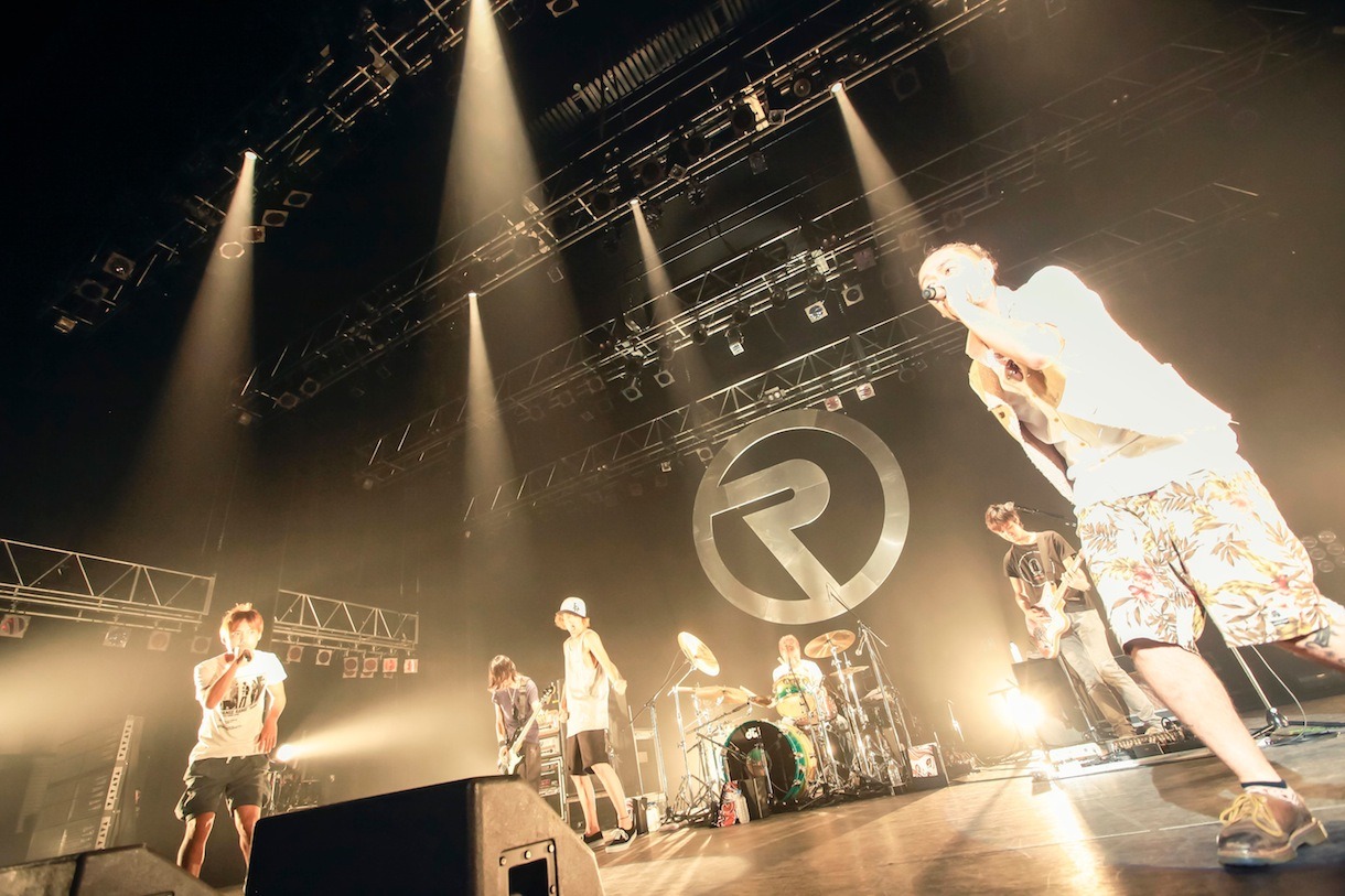 6月27日に東京・SHIBUYA-AXで行われた「ORANGE RANGE SHOWCASE LIVE at SHIBUYA-AX ～New Album『spark』視聴会～」の様子。