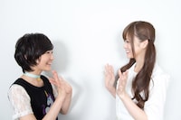 生駒里奈、白石麻衣（左から）