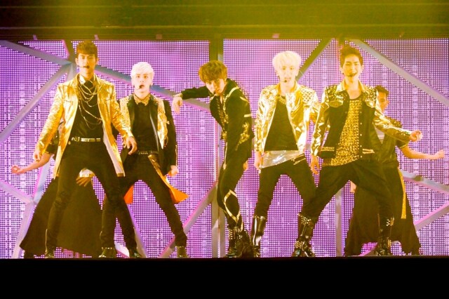 「JAPAN ARENA TOUR SHINee WORLD 2013～Boys Meet U」さいたまスーパアリーナ公演の様子。
