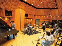 6月30日にレコーディングスタジオで行われたプレミアムライブの様子。