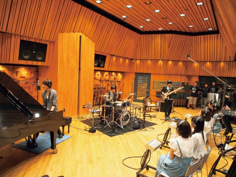 6月30日にレコーディングスタジオで行われたプレミアムライブの様子。