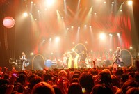 カメレオ「2013年上半期集大成ワンマンライヴショー『アカサカサカスデカメサカサーカス』」の様子。（撮影：大塚秀美）