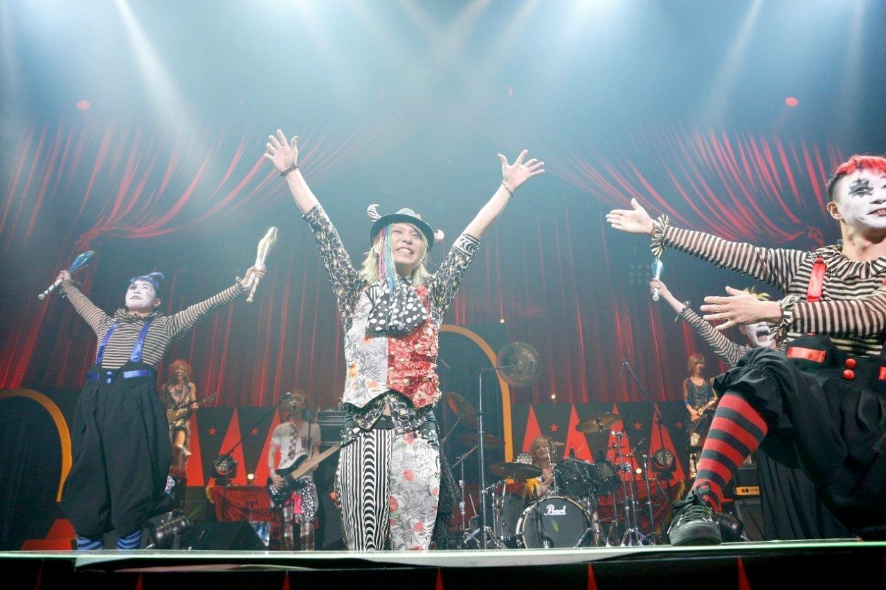 カメレオ「2013年上半期集大成ワンマンライヴショー『アカサカサカスデカメサカサーカス』」の様子。（撮影：大塚秀美）