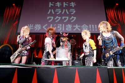 カメレオ「2013年上半期集大成ワンマンライヴショー『アカサカサカスデカメサカサーカス』」の様子。（撮影：大塚秀美）