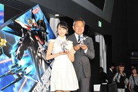 株式会社バンダイ代表取締役社長兼チーフガンダムオフィサーの上野和典氏と松井玲奈。