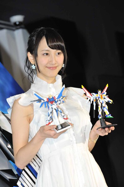 贈呈された2体のガンプラを持つ松井玲奈。