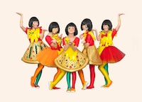 ピザハットのオリジナル衣装を着たTEMPURA KIDZ。