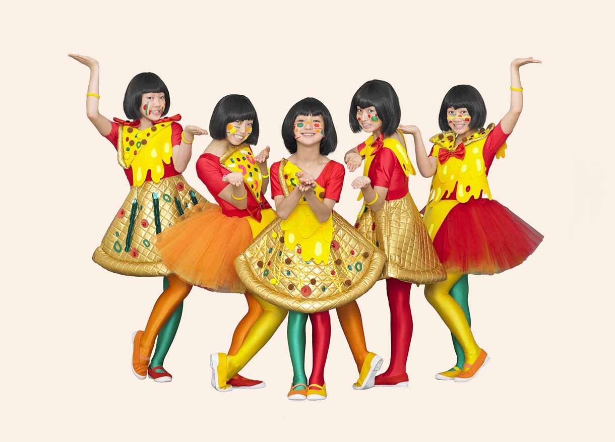 ピザハットのオリジナル衣装を着たTEMPURA KIDZ。