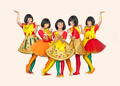 「ピザハット」のCM衣装を着たTEMPURA KIDZ。