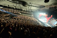 THE BAWDIES「1-2-3 TOUR 2013」大阪城ホール公演の様子。（撮影：橋本塁）