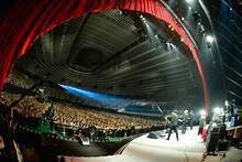 THE BAWDIES「1-2-3 TOUR 2013」大阪城ホール公演の様子。（撮影：橋本塁）