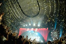 THE BAWDIES「1-2-3 TOUR 2013」大阪城ホール公演の様子。（撮影：橋本塁）