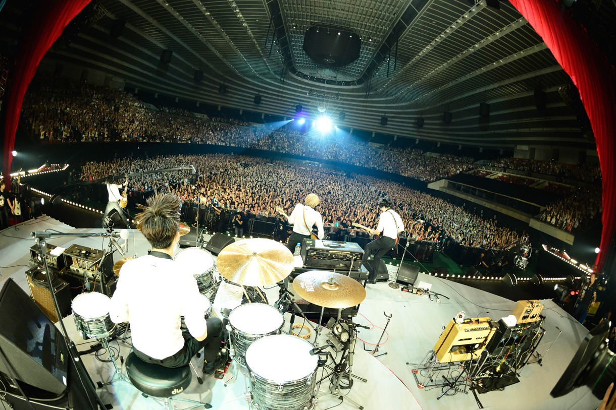 THE BAWDIES「1-2-3 TOUR 2013」大阪城ホール公演の様子。（撮影：橋本塁）