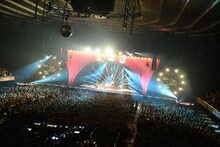 THE BAWDIES「1-2-3 TOUR 2013」大阪城ホール公演の様子。（撮影：橋本塁）