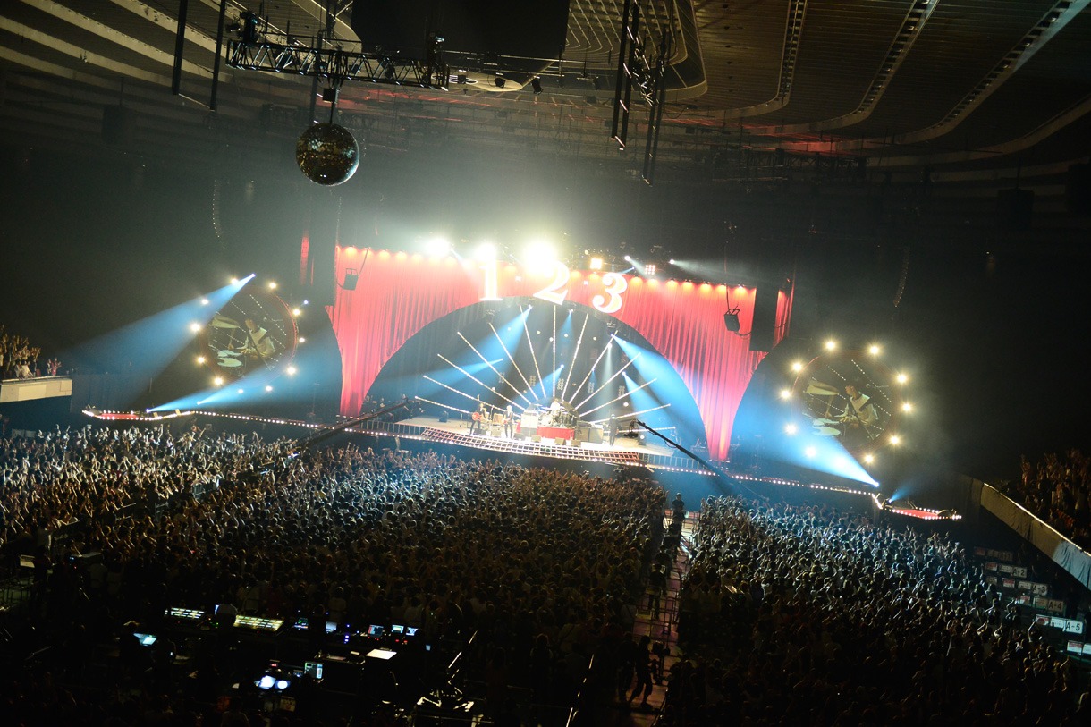 THE BAWDIES「1-2-3 TOUR 2013」大阪城ホール公演の様子。（撮影：橋本塁）